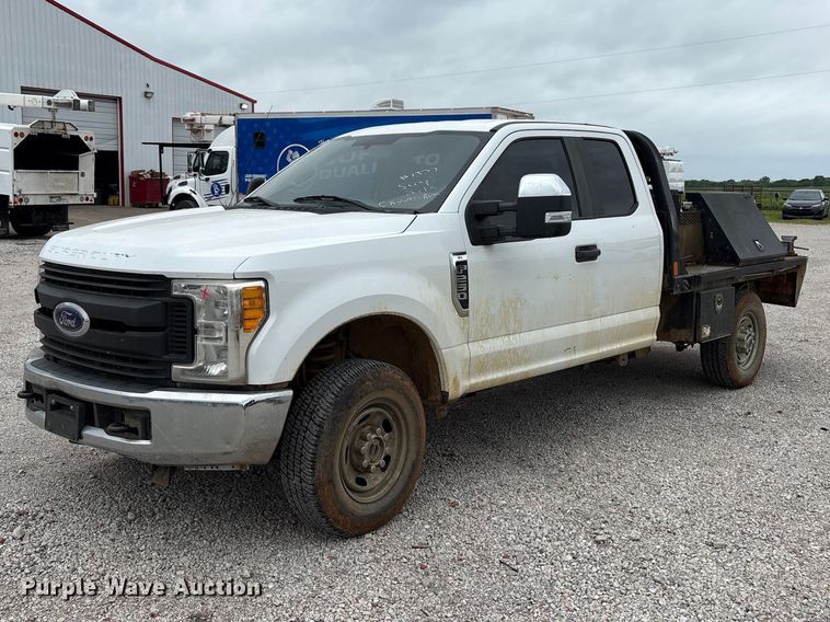 2017 Ford F250 Super Duty XL Ext. Cab flatbed pickup truck - EW1551