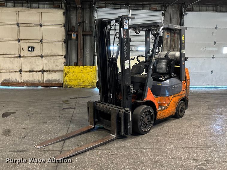 Toyota 7FGCU25 forklift - FB5523