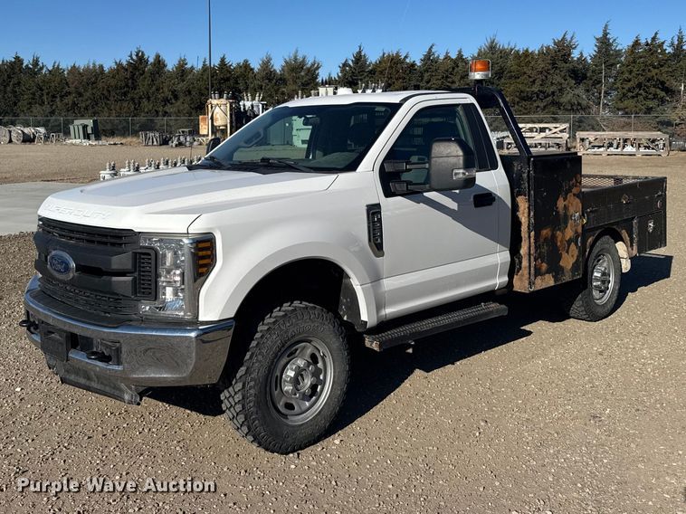 2018 Ford F250 Super Duty XL flatbed pickup truck - FB7203