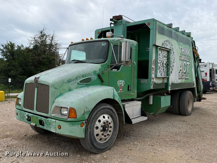 2004 Kenworth T300 refuse truck - FB8118