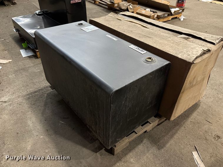 (2) DeeZee fuel tanks - FC4605