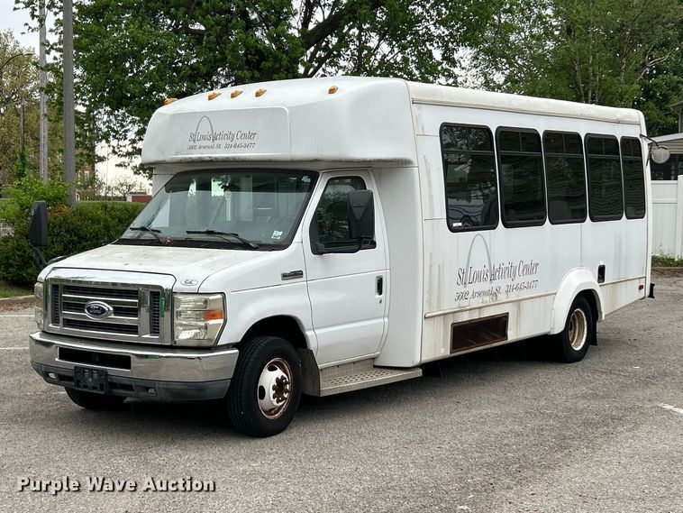 2010 Ford E450 Super Duty shuttle bus - FC5415