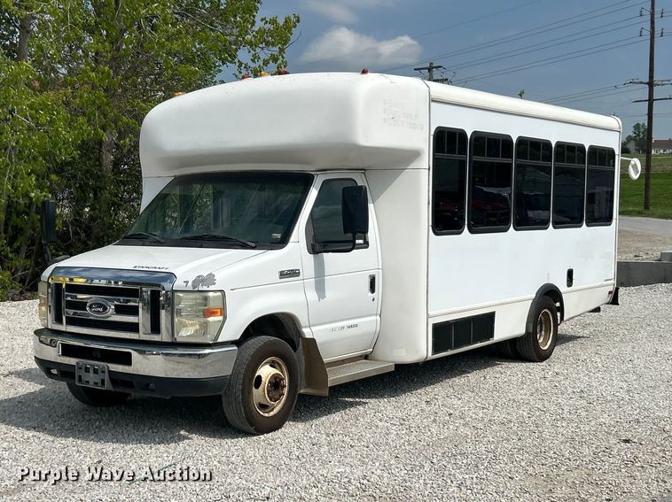 2008 Ford E450 Super Duty shuttle bus - FC5444