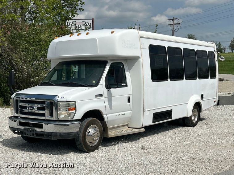 2011 Ford E450 Super Duty shuttle bus - FC5445