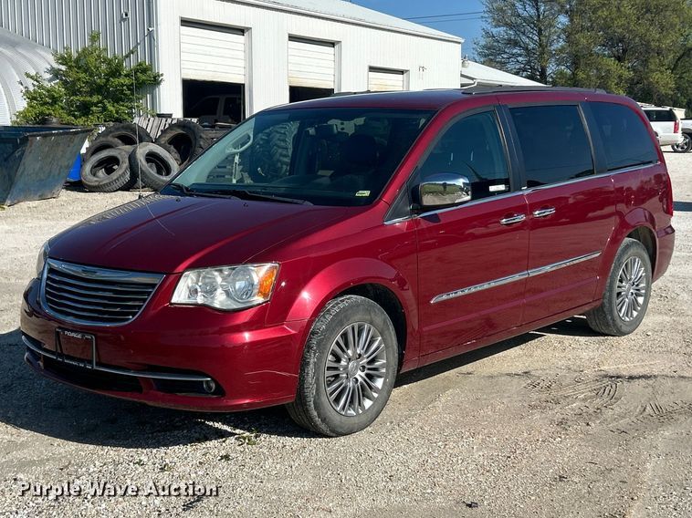 2013 Chrysler Town And Country van - FC5454