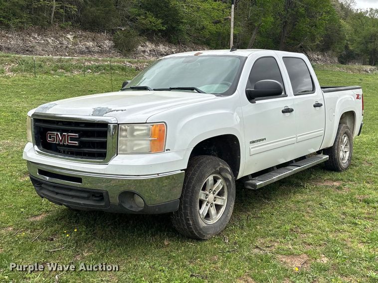 2011 GMC Sierra 1500 Crew Cab pickup truck - FG0253
