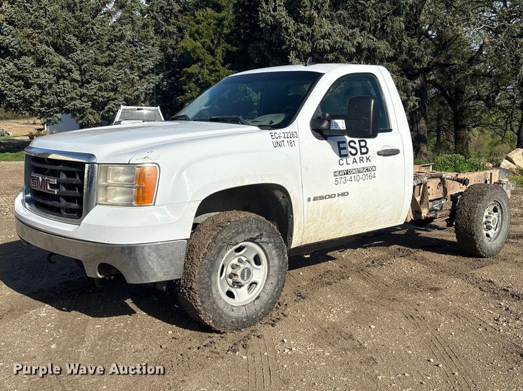 2008 GMC Sierra 2500HD pickup truck cab and chassis - FG2940