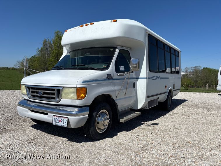2003 Ford E450 Super Duty shuttle bus - FH7069