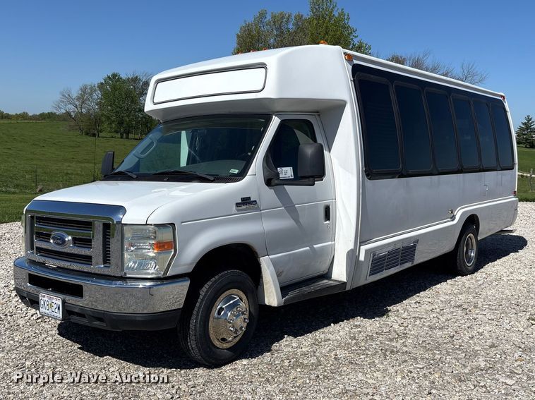 2008 Ford E-450 shuttle bus - FH7070