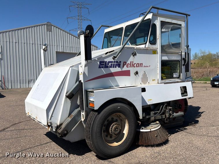 2001 Elgin Pelican Series P street sweeper - FK0108