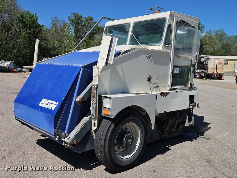 2006 Elgin Pelican street sweeper - FN5610