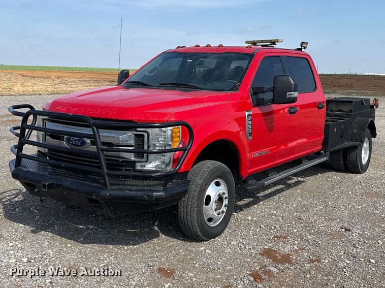2017 Ford F350 Super Duty Crew Cab flatbed pickup truck - NK9132
