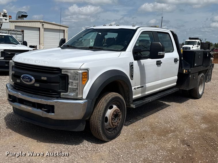 2017 Ford F550 Crew Cab flatbed pickup truck - NK9194