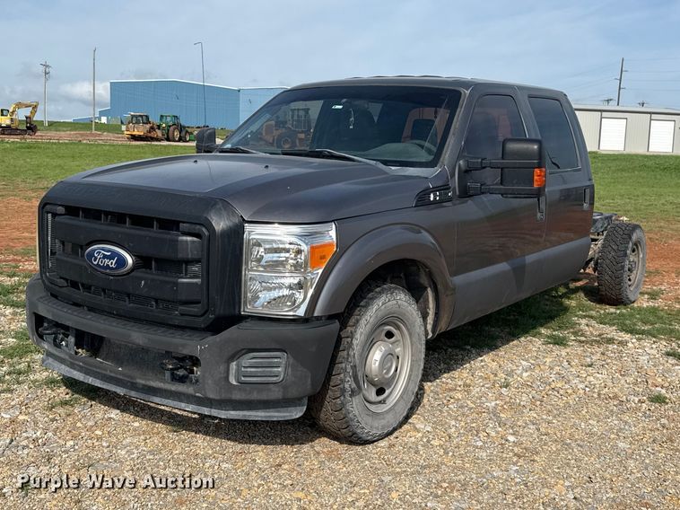 2011 Ford F250 Super Duty Crew Cab pickup truck cab and chassis - NK9205
