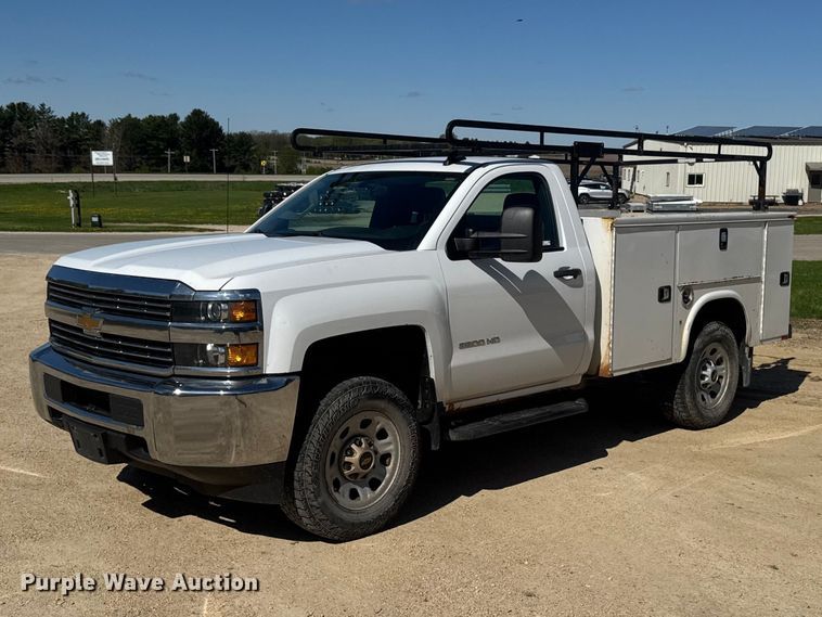 2017 Chevrolet Silverado 3500HD utility bed pickup truck - OE9553