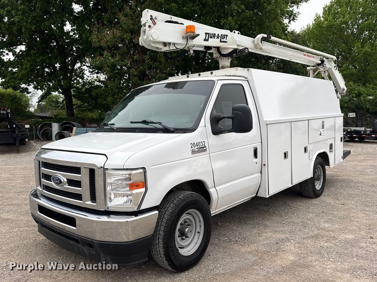 2022 Ford E350 Super Duty van with bucket lift - DO8501