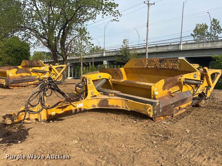 John Deere 1812C scraper - DT0150