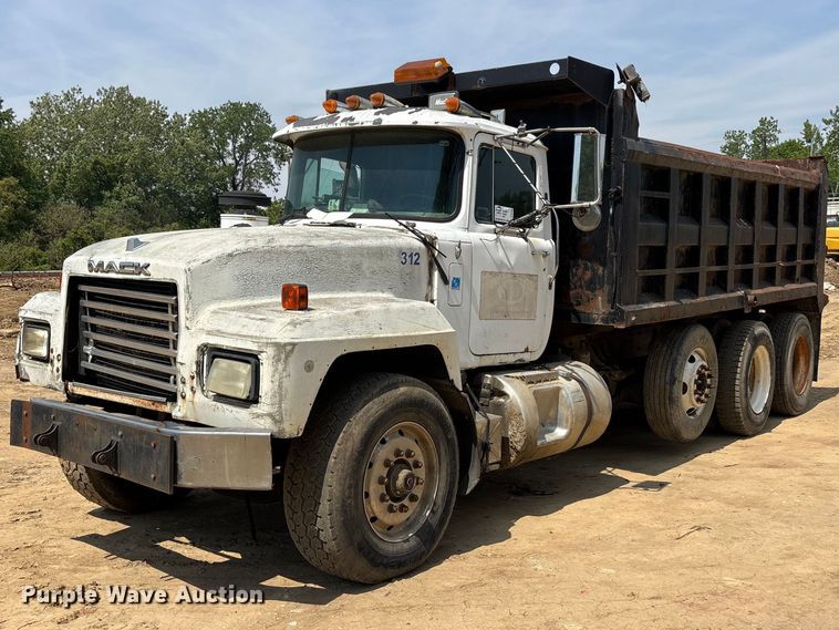 1997 Mack RD dump truck - DT0169