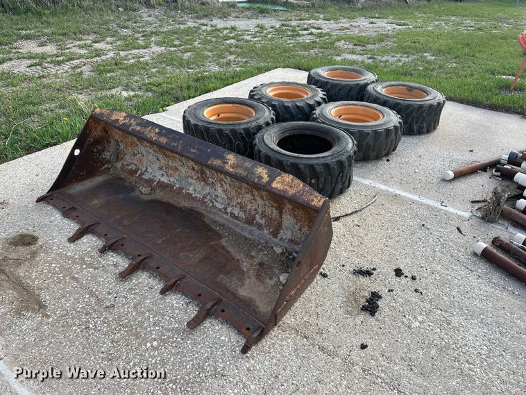 Skid steer attachments - DV0896