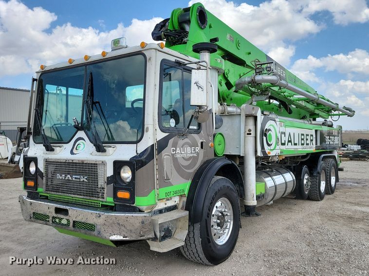 2007 Mack MR688S concrete pump truck - DZ7030