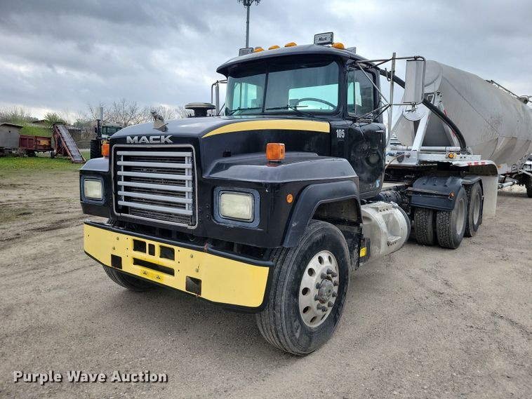 1997 Mack RD688S semi truck - DZ7045