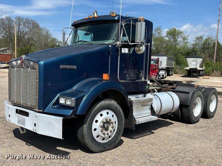 2007 Kenworth T800 semi truck - EA4734