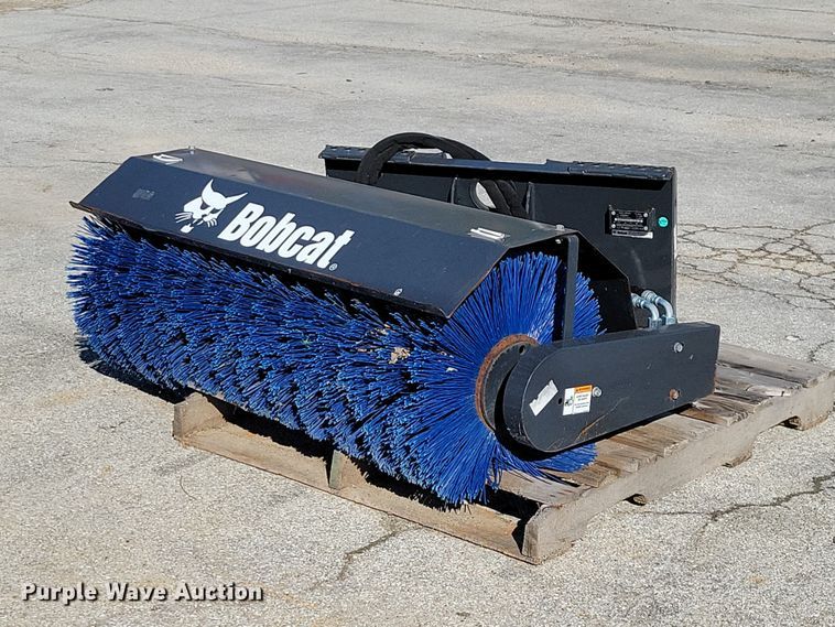 2019 Bobcat skid steer broom - EE0972