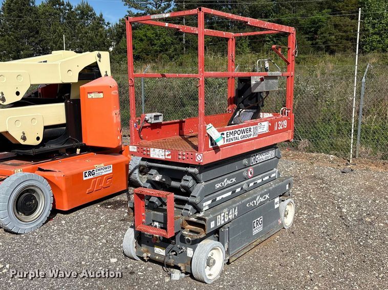 2017 SkyJack SJlll3219 scissor lift - EF1104