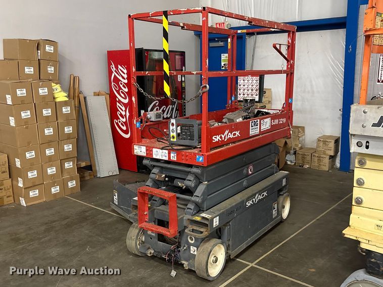 2018 SkyJack SKlll3219 scissor lift - EF1109