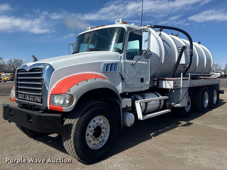 2013 Mack GU713 vacuum truck - EG2124