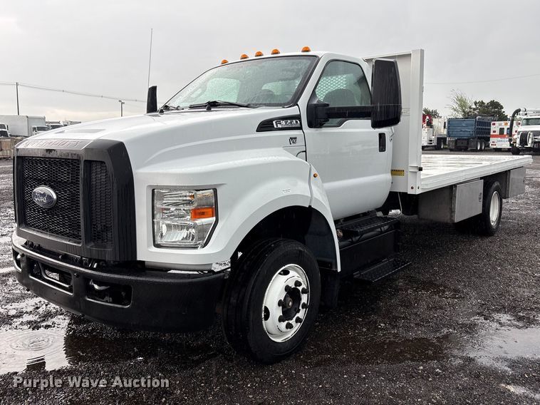 2016 Ford F650 Super Duty flatbed truck - EG5698