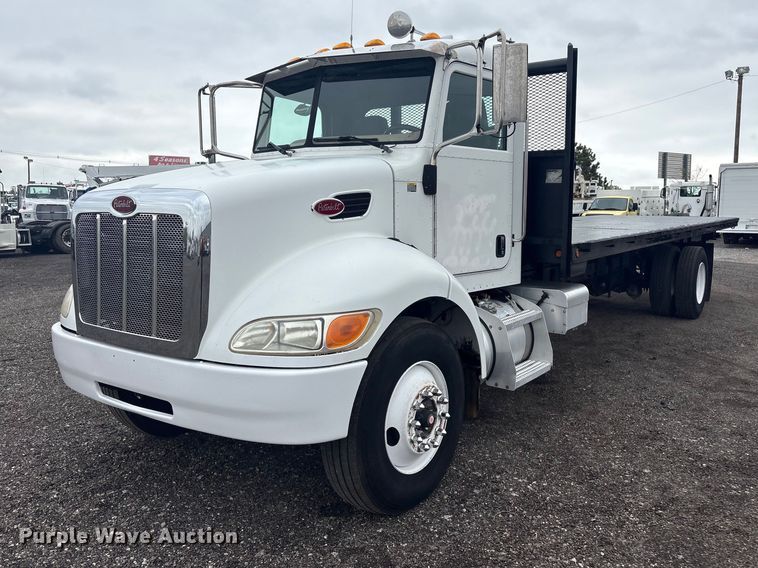 2006 Peterbilt 335 flatbed truck - EG8932