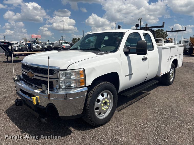 2013 Chevrolet Silverado 3500HD Ext. Cab utility bed pickup truck - EG8957