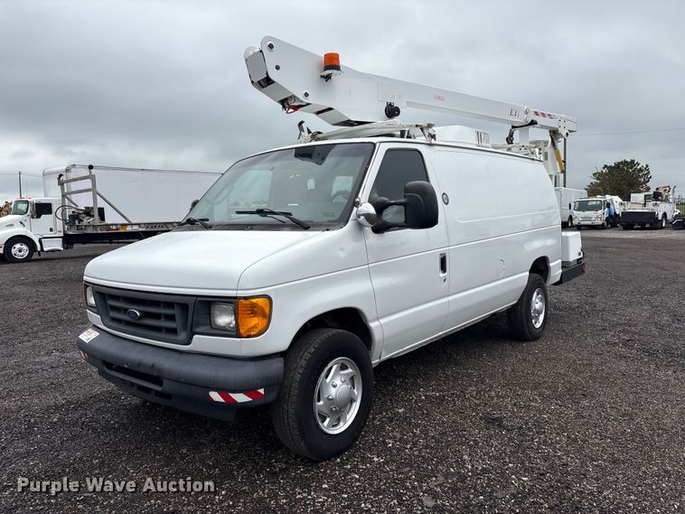 2007 Ford E350 van with bucket lift - EG8984