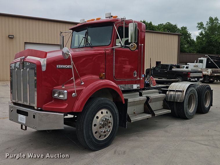 2001 Kenworth T800 semi truck - EO7257