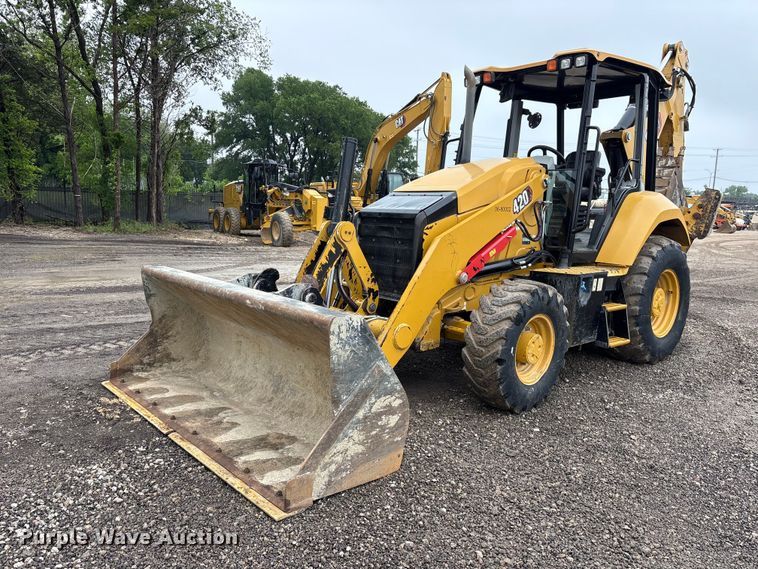 2022 Caterpillar 420 backhoe - ES8923