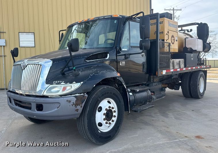 2007 International DuraStar 4300 flatbed truck with vacuum excavator - ET1531
