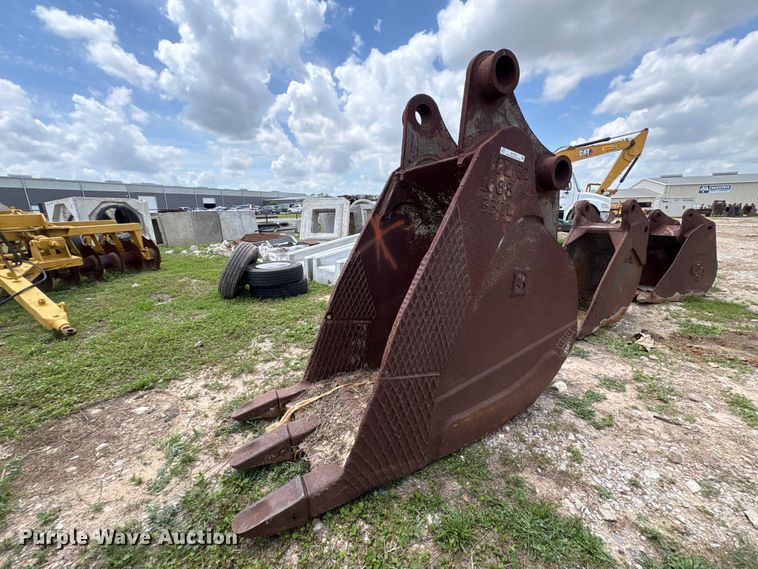32" W excavator bucket - EU7496