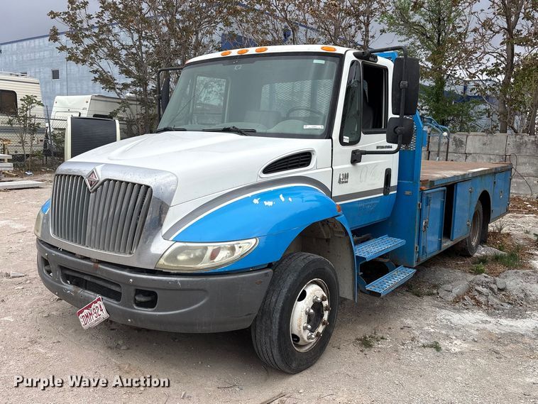 2004 International 4300 flatbed truck - EU8643