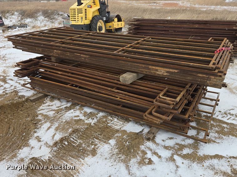 (32) fence panels - EV5795
