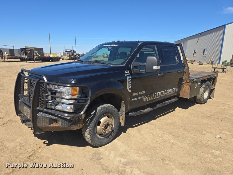 2022 Ford F350 Crew Cab flatbed pickup truck - EV5918