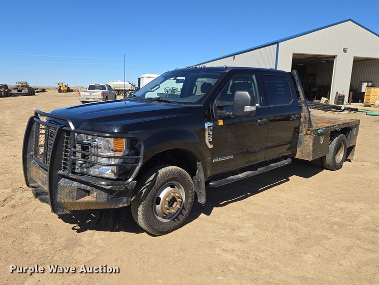 2022 Ford F350 Crew Cab flatbed pickup truck - EV5920