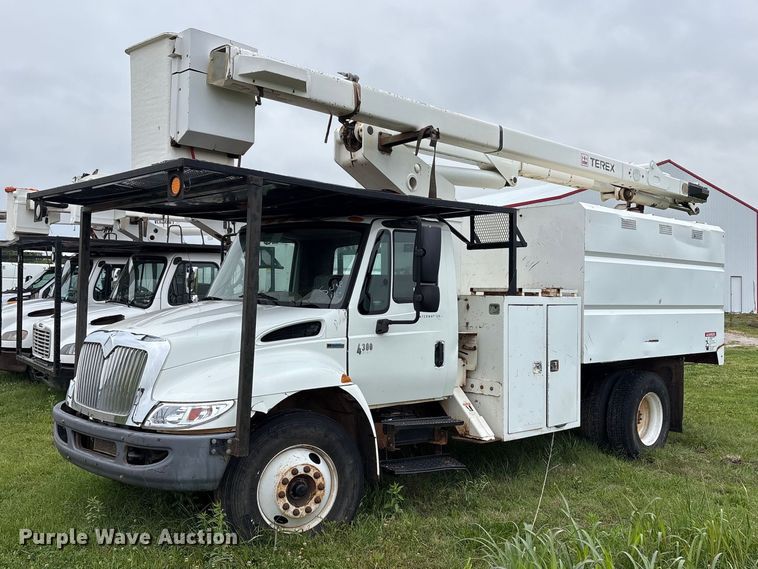 2009 International 4300 forestry bucket truck - EW1550