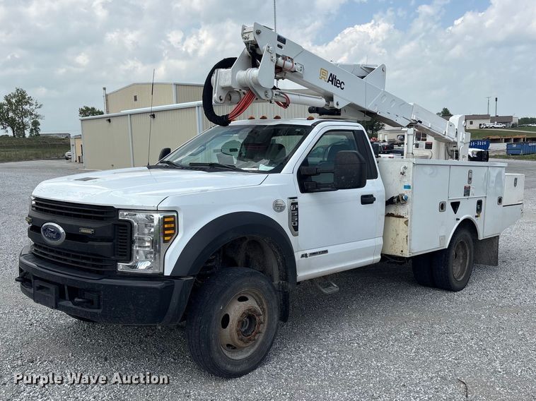 2019 Ford F550 Super Duty bucket truck - EW1561