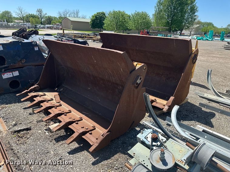 Cat (2) Crawler loader 4-in-1 buckets - EW1996