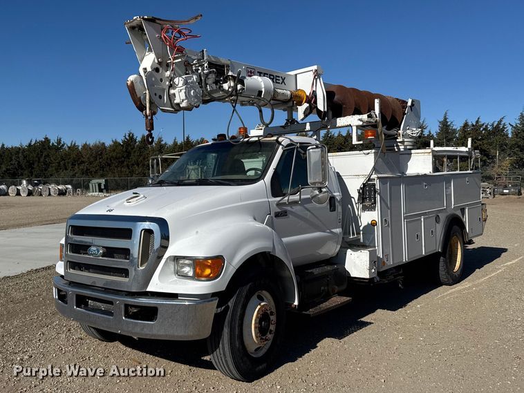 2009 Ford F750 digger derrick truck - FB7204