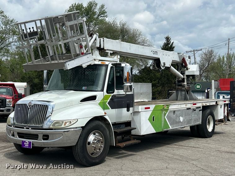 2006 International 4300 bucket truck - FC5232