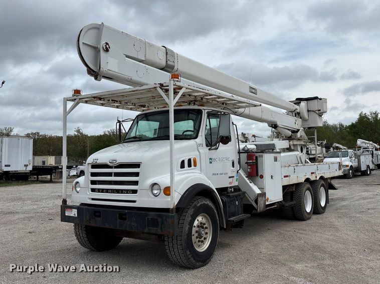 2001 Sterling Truck L7500 Series bucket truck - FG0249