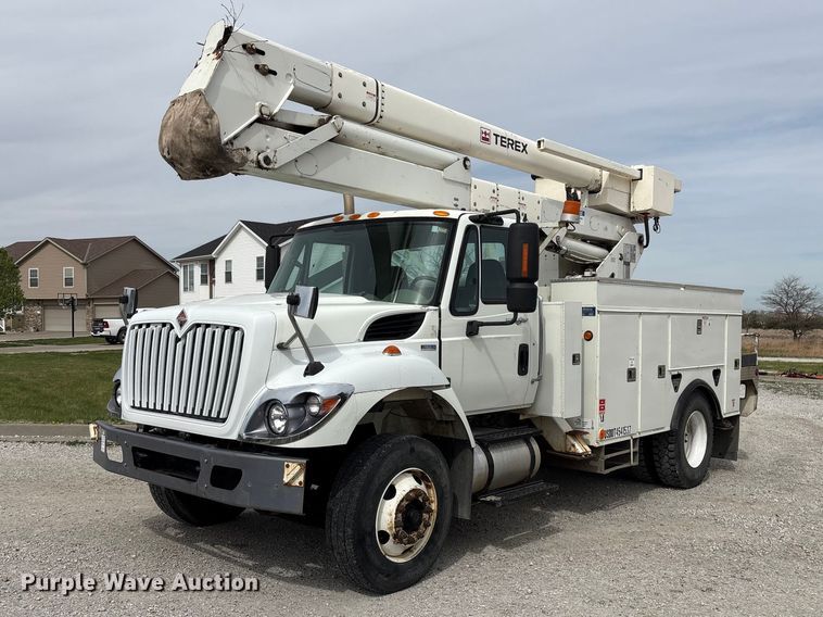 2012 International 7400 bucket truck - FG2877