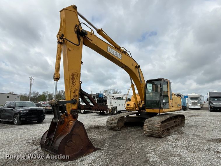 2005 John Deere 200C LC excavator - FH7054